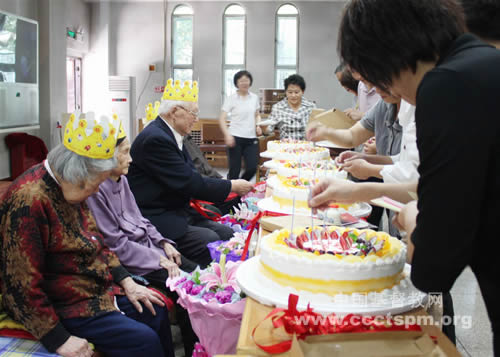 乌鲁木齐市基督教会明德堂举行生辰感恩聚会