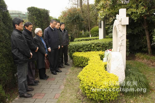 清明前夕基督教全国两会主要负责同工为吴耀宗先生等扫墓