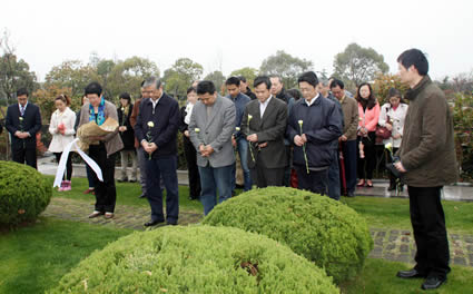 中国基督教两会负责同工为教会前辈扫墓